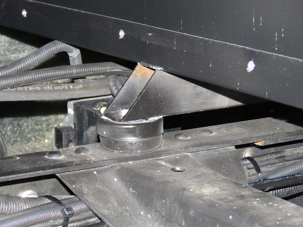 Опора кабины газель некст. Газель фермер усилители под кронштейн кабины. Кронштейн кабины задней в сборе 33023-5001040. Кронштейн крепления кабины газель некст. Подушки крепления кабины газ 3309.